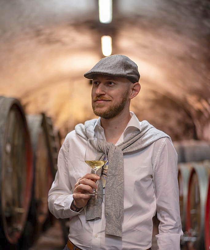 Mattia Asperti, il bergamasco che spopola sui social come “Il sommelier  diVino" - Prima Bergamo